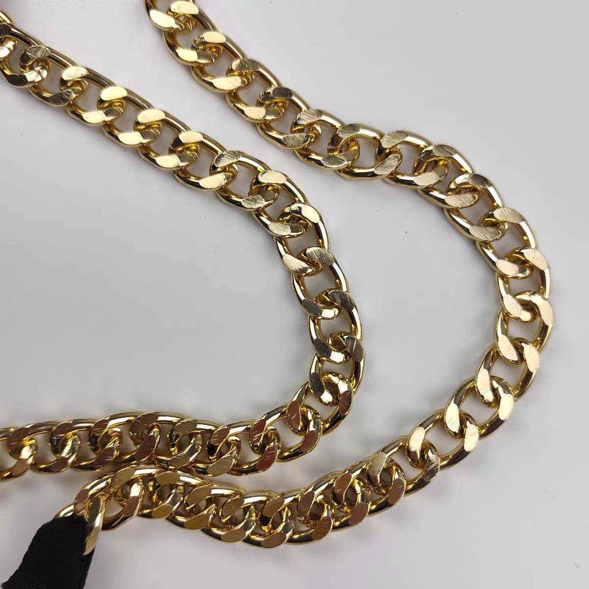 MEN’S DESIGNER GOLD CHAIN THONG